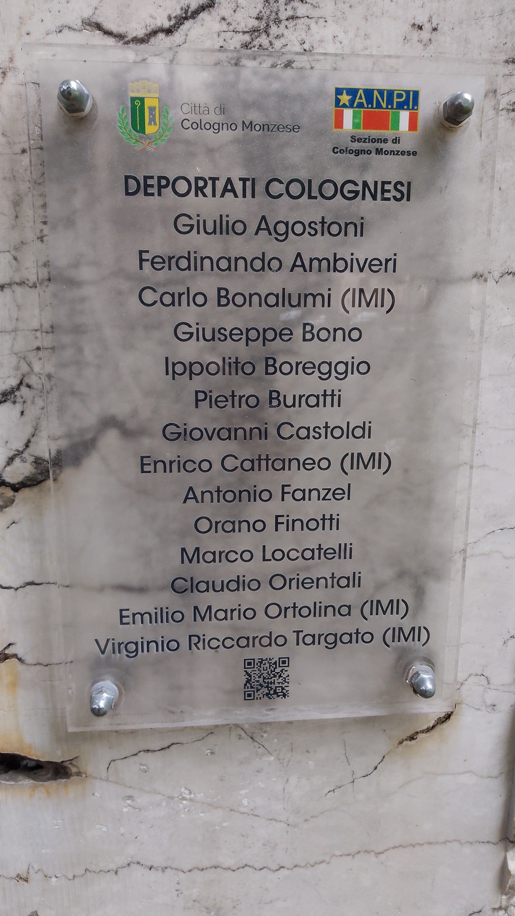 Cippo commemorativo dedicato ai colognesi deportati, con nomi di alcune delle persone ricordate.