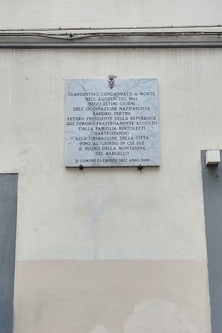 Lapide commemorativa dedicata a Sandro Pertini, situata in un edificio a lui dedicato.