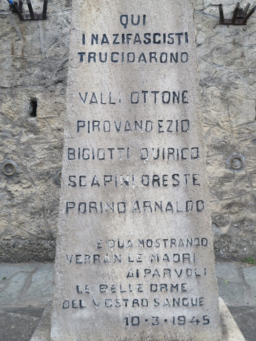 Monumento commemorativo dedicato a Valli e agli altri nazifascisti trucidati, 10 marzo 1945.