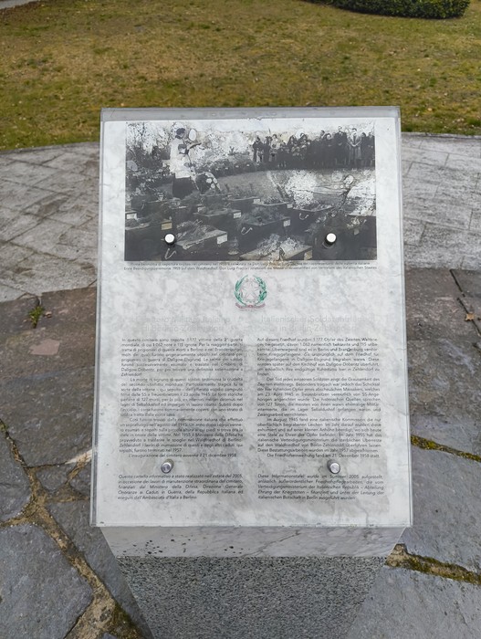 Cimitero militare italiano di Zehlendorf, commemorazione dei caduti in un'atmosfera solenne e rispettosa.