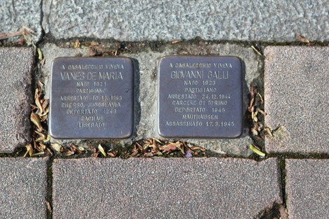 Pietre d'inciampo in memoria di Vanes De Maria e Giovanni Galli, commemorano la loro storia e sofferenza.