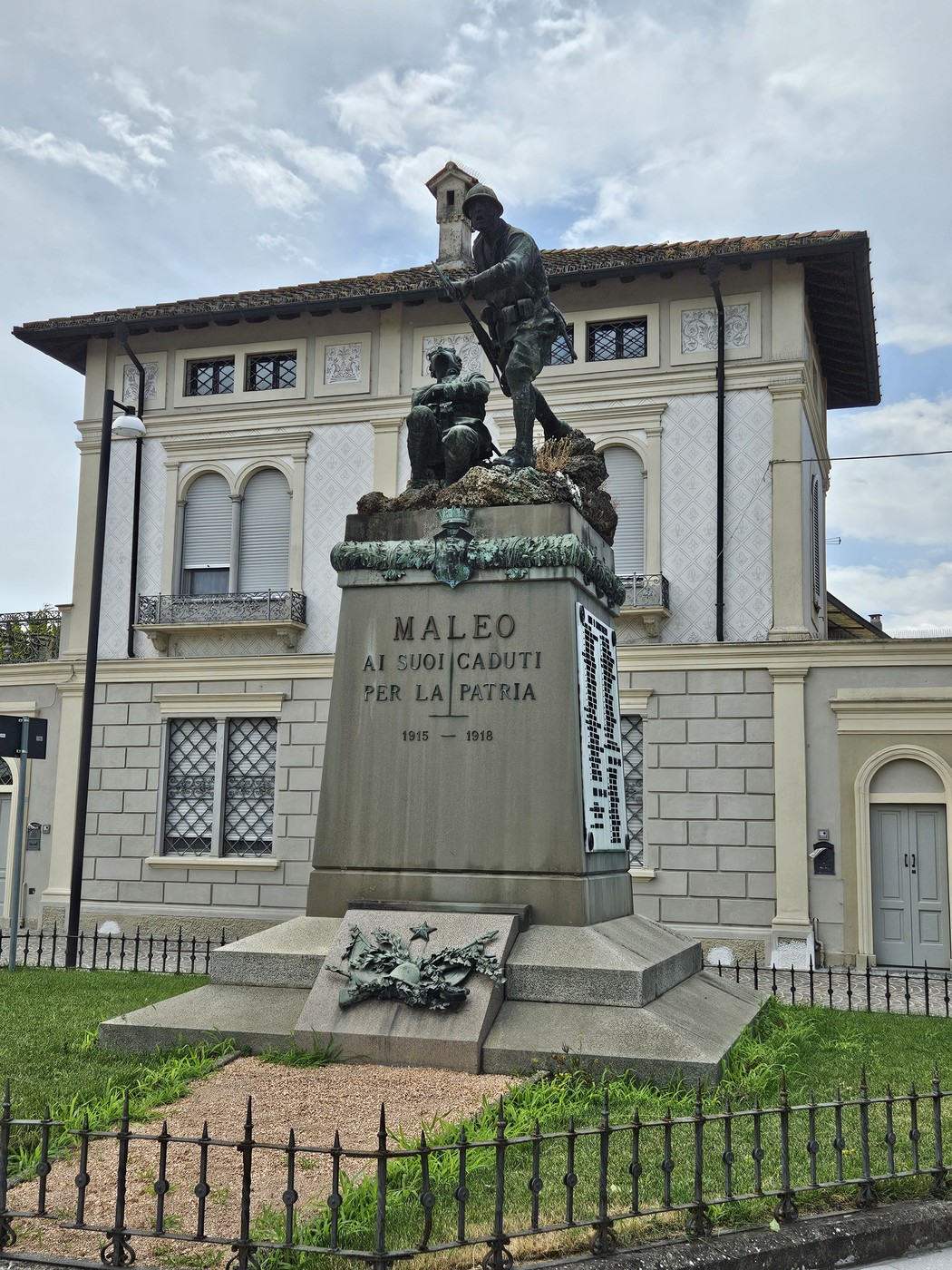 Monumento ai Caduti di Maleo, dedicato ai soldati, con statue e iscrizioni commemorative.