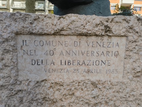 Monumento alla Resistenza, commemorativo della Liberazione a Venezia, con dedica e data del 25 aprile 1985.