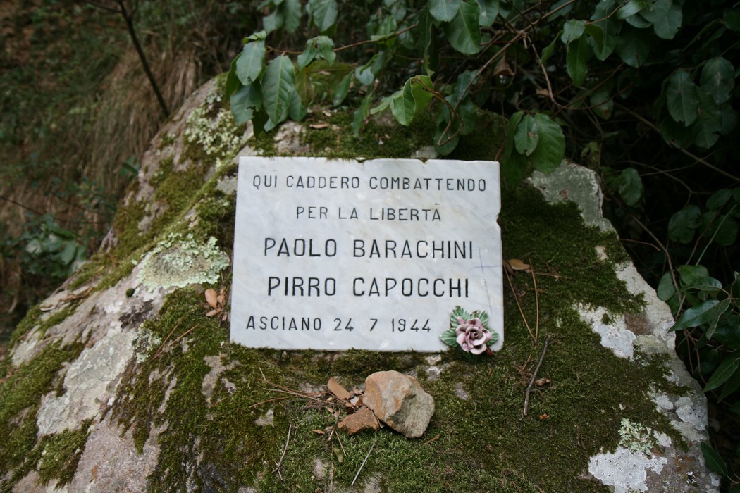 Lapide commemorativa a Paolo Barachini e Pirro Capocchi, caduti per la libertà ad Asciano il 24 luglio 1944.