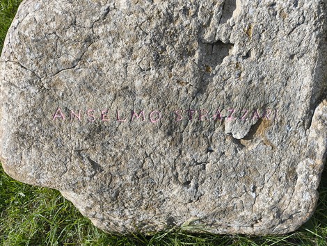 Monumento ai partigiani caduti a Monte Sabbiuno, in memoria della lotta per la libertà e la giustizia.