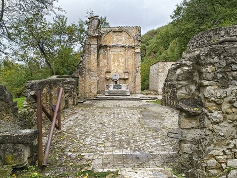 Rovine della chiesa di Casaglia immerse nel verde, simbolo di storia e architettura dimenticata.