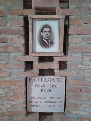 Sacrario dei martiri di Biagasco con targa commemorativa e foto di Fulvio Sala, partigiano.