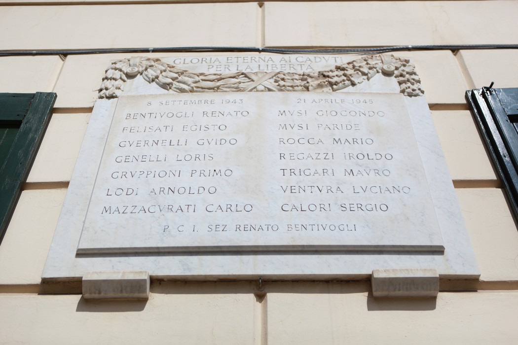 Lapide commemorativa dedicata ai caduti per la libertà, con nomi incisi in memoria dei combattenti.