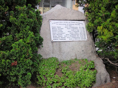 Monumento commemorativo dedicato agli uccisi di Vigliano, con i nomi delle vittime incisi su una lapide.