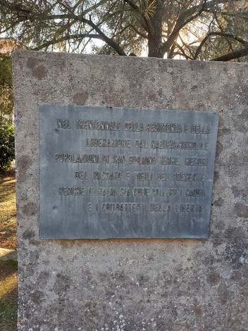 Monumento ai Caduti, dedicatoria commemorativa per la Resistenza e la liberazione di San Giuliano.