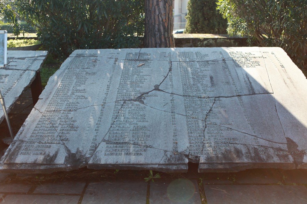Lapidi commemorative che onorano le vittime del massacro di Sant'Anna di Stazzema.