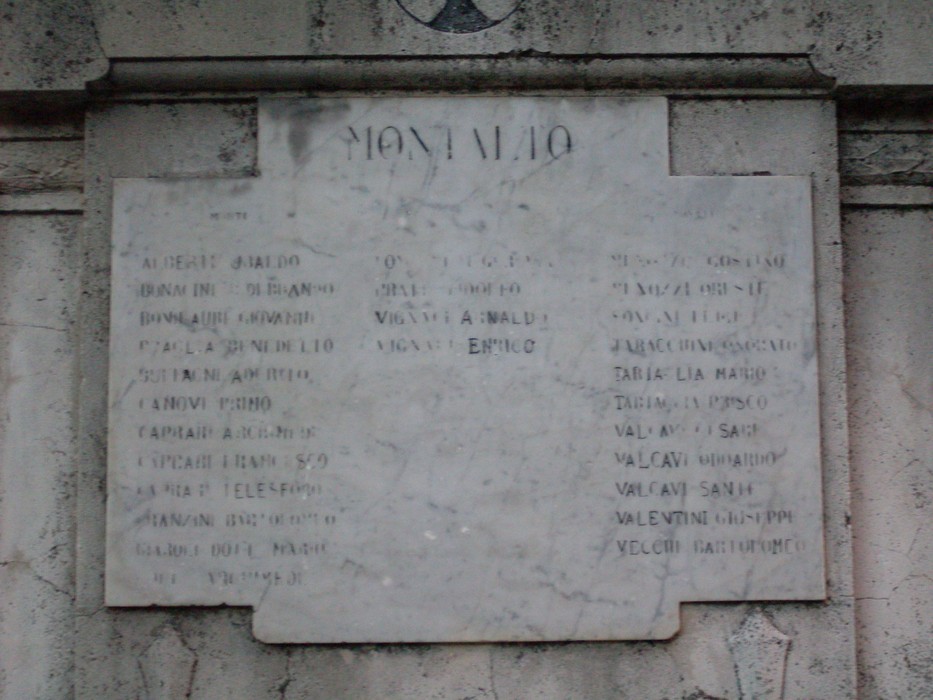 Monumento ai Caduti di Vezzano, dedicato alla memoria dei soldati che hanno sacrificato la loro vita.