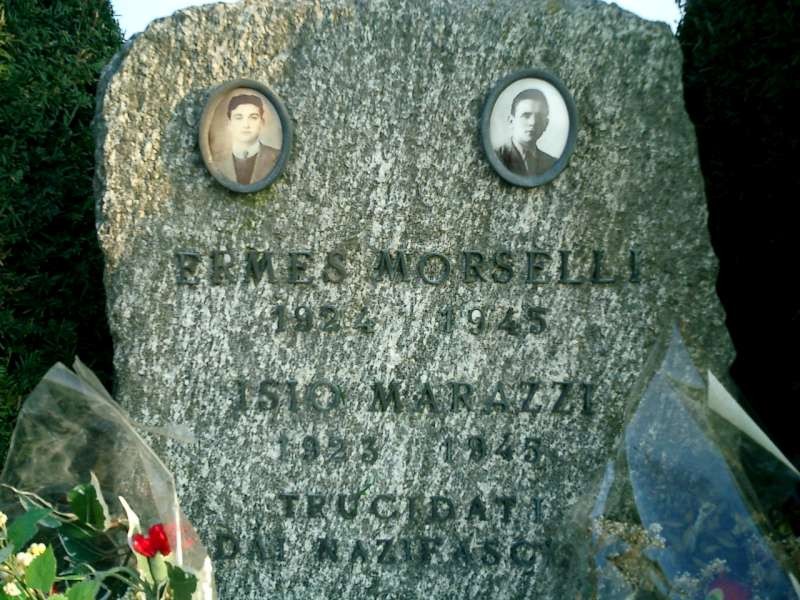 Cippo commemorativo con due ritratti di persone e iscrizioni in memoria di Morselli e Marazzi.
