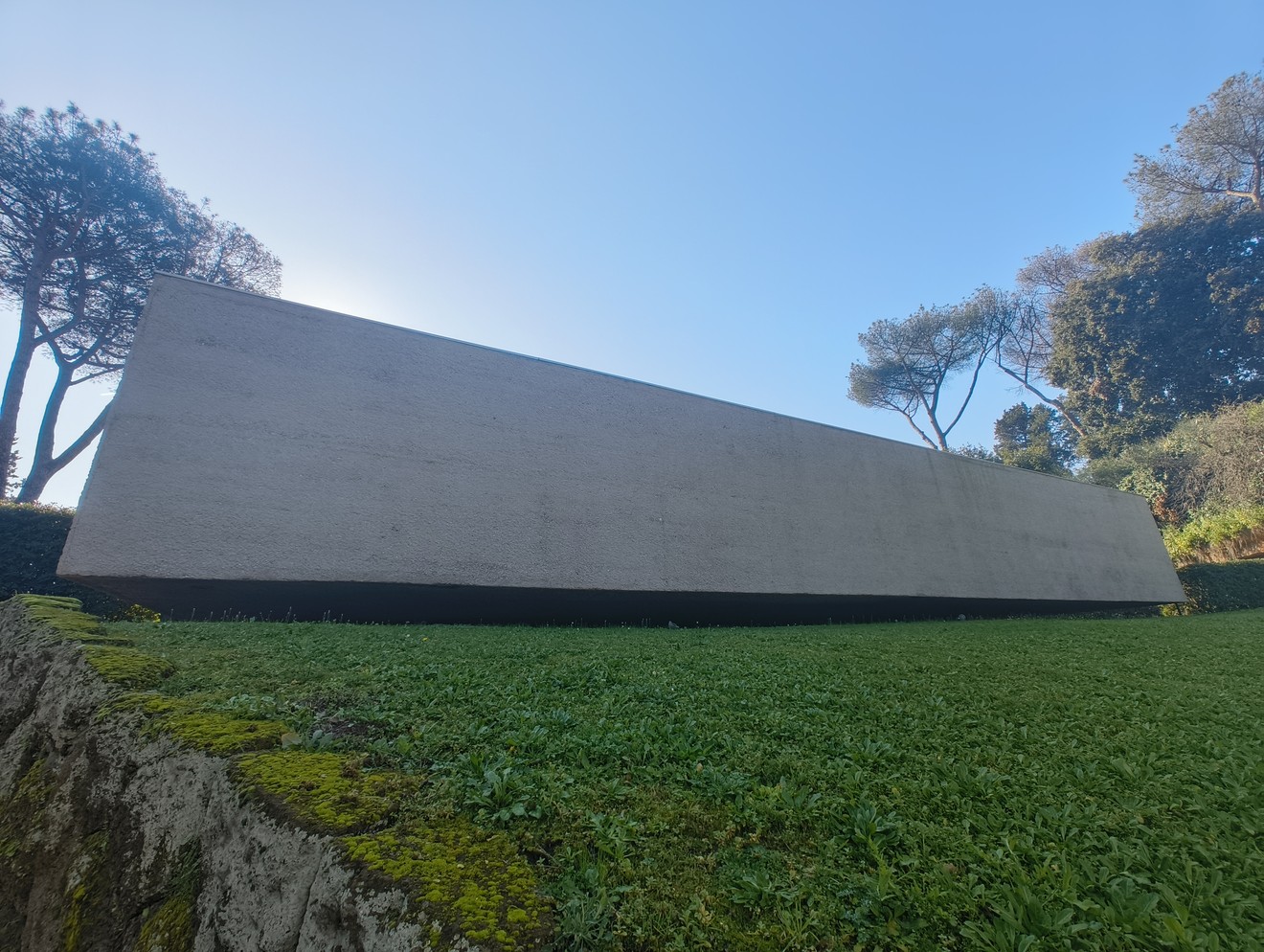 Mausoleo delle Fosse Ardeatine, monumento dedicato alle vittime della Seconda Guerra Mondiale circondato da verde.