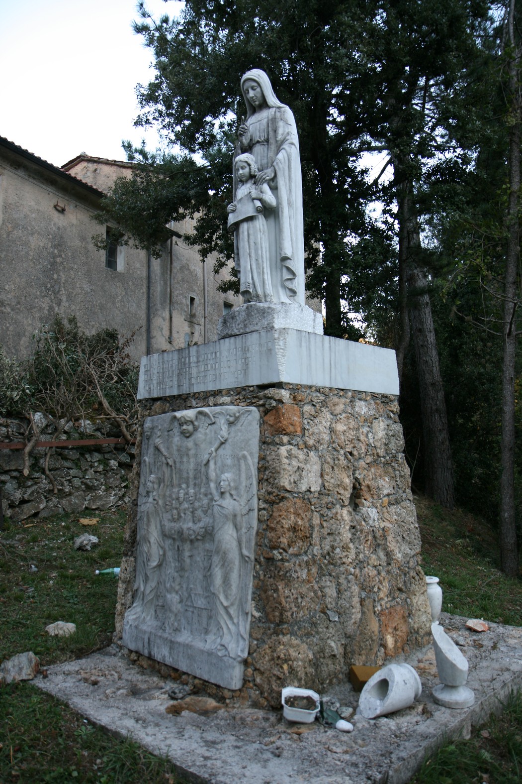 Monumento commemorativo per le vittime dell'eccidio di Sant'Anna di Stazzema, con figura della Vergine e un bambino.