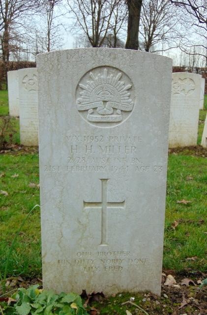 Cimitero di guerra di Milano: luogo di commemorazione per i soldati caduti. Atmosfera di riflessione e rispetto.
