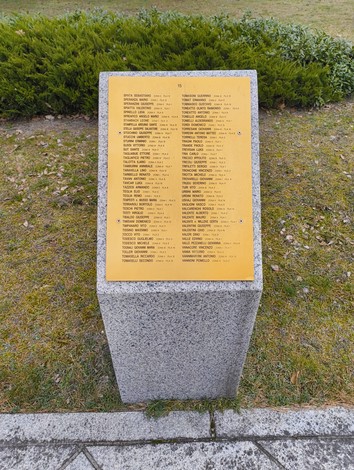 Lapide commemorativa nel Cimitero militare italiano di Zehlendorf, con nomi incisi in onore dei caduti.