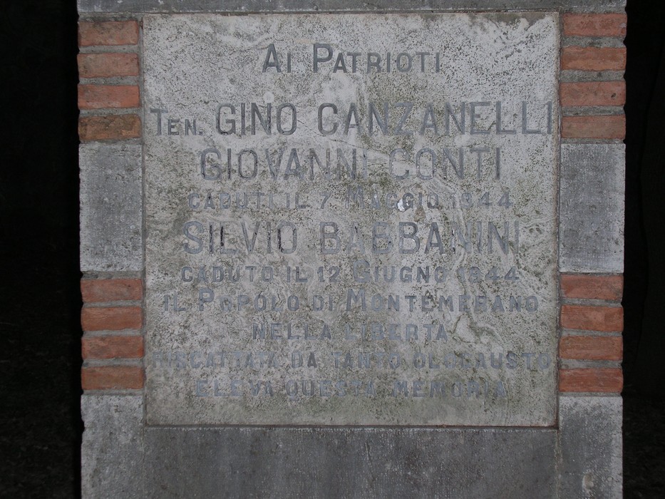 Lapide commemorativa dedicata ai caduti, con nomi e date incisi in memoria dei patrioti.