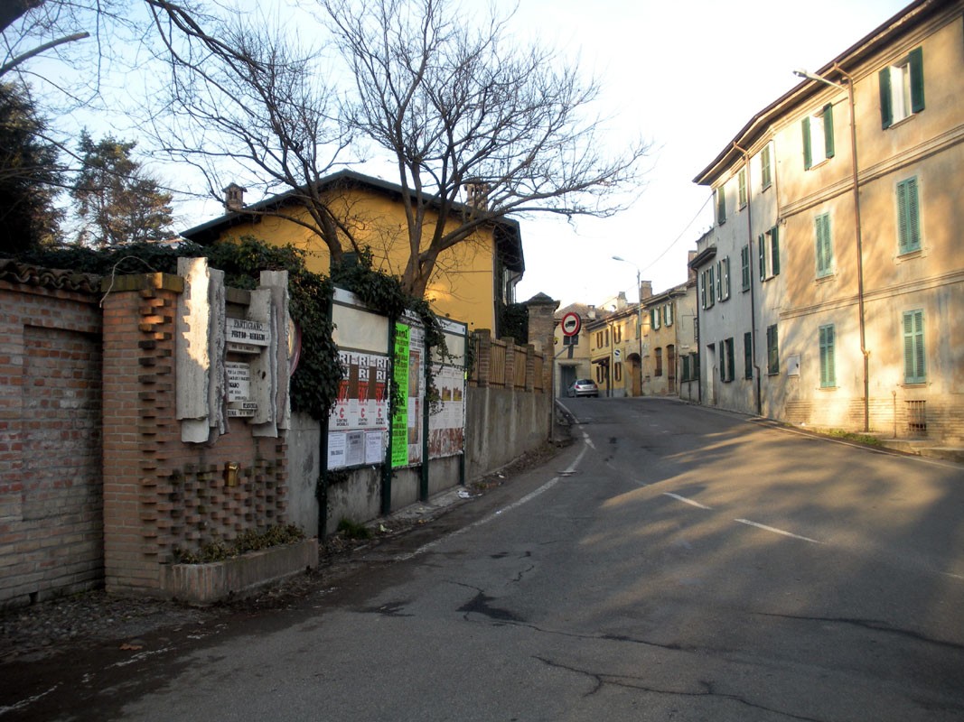 Monumento a Rinaldi: un tributo immerso in un contesto urbano caratterizzato da strade storiche e edifici.