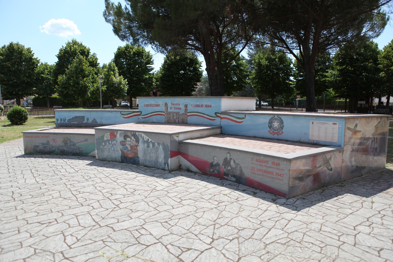 Murali colorati e commemorativi nel parco della Liberazione, immersi nel verde e sotto un cielo sereno.