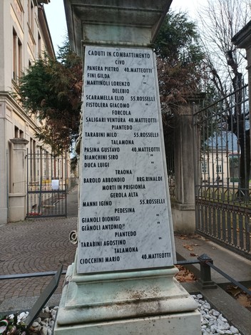 Monumento ai partigiani di Morbegno, in memoria dei caduti nella Resistenza, con nomi incisi su marmo.