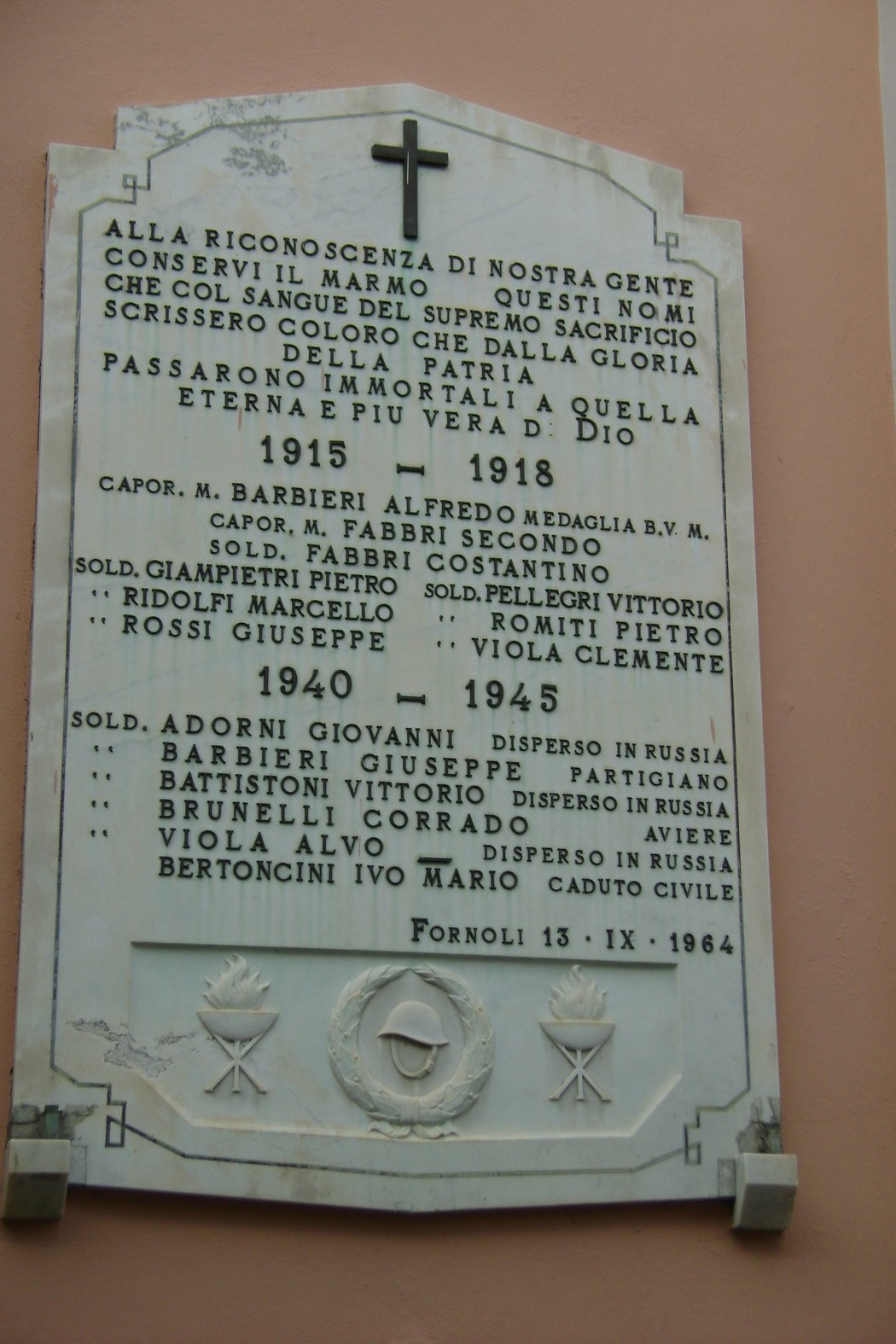 Lapide commemorativa ai caduti di Fornoli, in ricordo dei soldati morti durante le guerre mondiali.