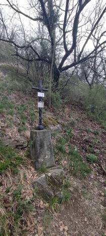 Croce a Marra, simbolo di spiritualità e memoria, immersa nella natura circostante.