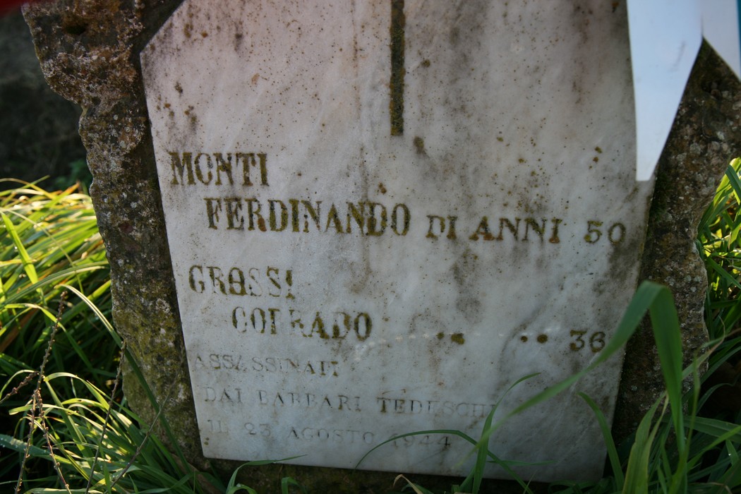 Cippo commemorativo di Ferdinando Monti, in memoria di un tragico evento storico.