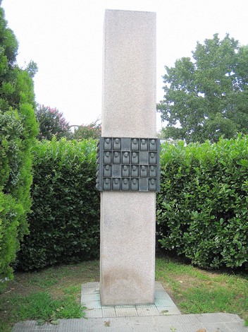 Monumento ai caduti del 29 aprile, un'opera commemorativa in un contesto verde, simbolo di memoria e rispetto.