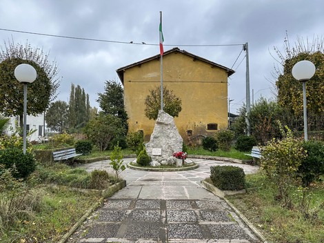 Monumento ai caduti di Cortile e San Martino, simbolo di memoria e rispetto per i sacrifici dei caduti.
