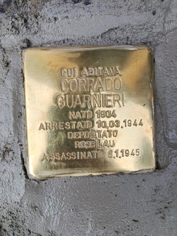 Pietra d'inciampo dedicata a Corrado Guarnieri, commemorativa della sua vita e persecuzione durante la Seconda Guerra Mondiale.