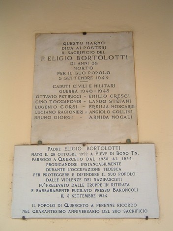 Lapide commemorativa dedicata a Don Bortolotti e ai caduti civili e militari. Onore ai sacrifici del passato.