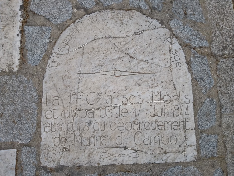 Monumento commemorativo ai caduti dello sbarco alleato del 17 giugno 1944 a Marina di Campo.
