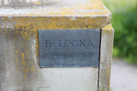 Statua commemorativa per il 50° anniversario della Liberazione a Bologna, con iscrizioni su placca di metallo.