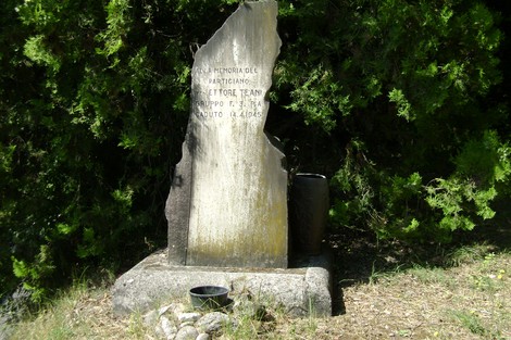 Monumento dedicato ai partigiani, in memoria del partigiano Teani, immerso nella natura.