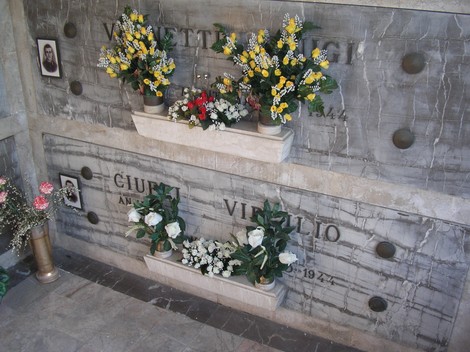 Cappella dei partigiani con decorazioni floreali e spazi commemorativi per i caduti.