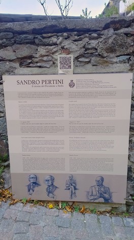 Statua di Sandro Pertini, una celebrazione della figura storica e del suo contributo al Paese.