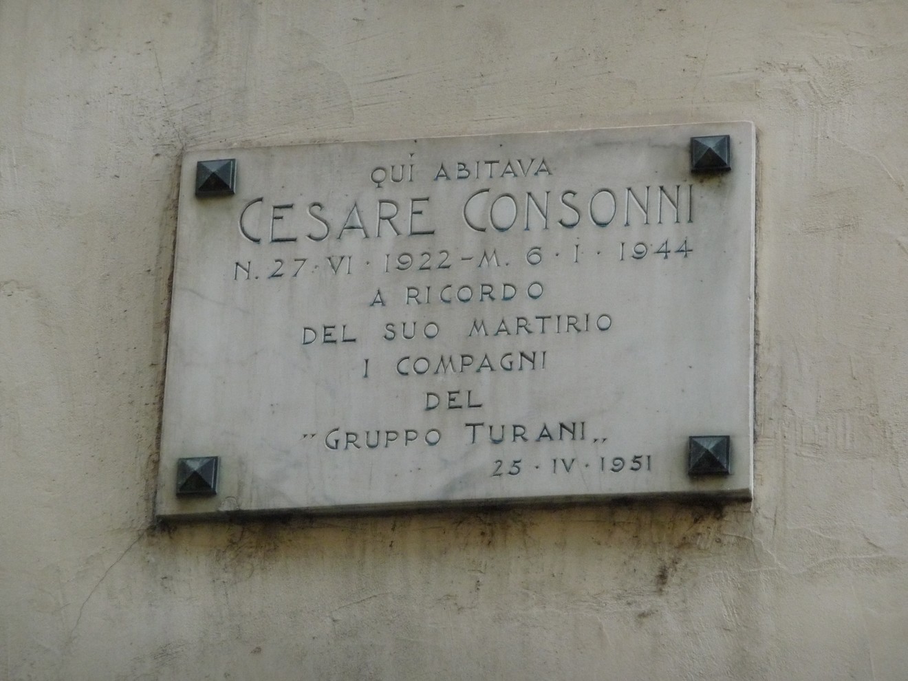 Lapide commemorativa di Cesare Consonni, dedicata ai suoi compagni del "Gruppo Turani".