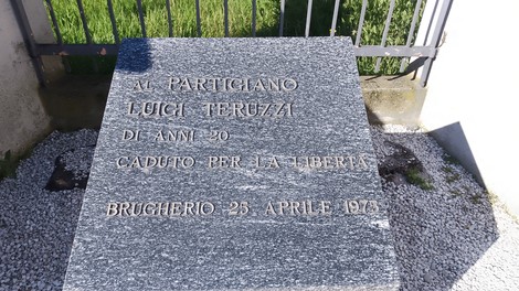 Cippo commemorativo dedicato a Luigi Teruzzi, partigiano caduto per la libertà, situato a Brugherio.