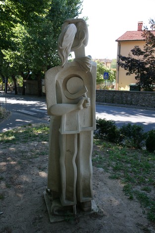 Monumento al partigiano: scultura che celebra il coraggio e la resistenza durante la guerra di liberazione.