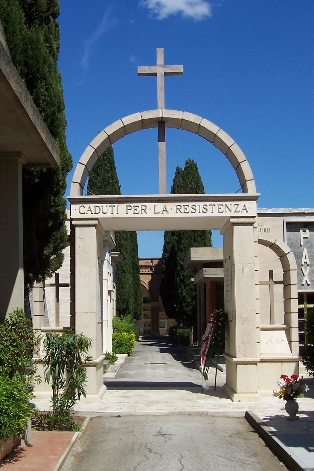 Arco commemorativo dedicato ai caduti per la Resistenza, simbolo di memoria e rispetto.