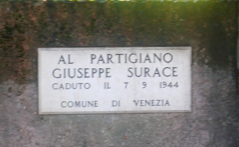 Monumento dedicato al partigiano Giuseppe Surace, commemorando il suo sacrificio nella Seconda Guerra Mondiale.