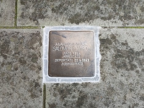 Pietra d'inciampo commemorativa dedicata a Salomone Mordo, con dettagli sulla sua vita e persecuzione.