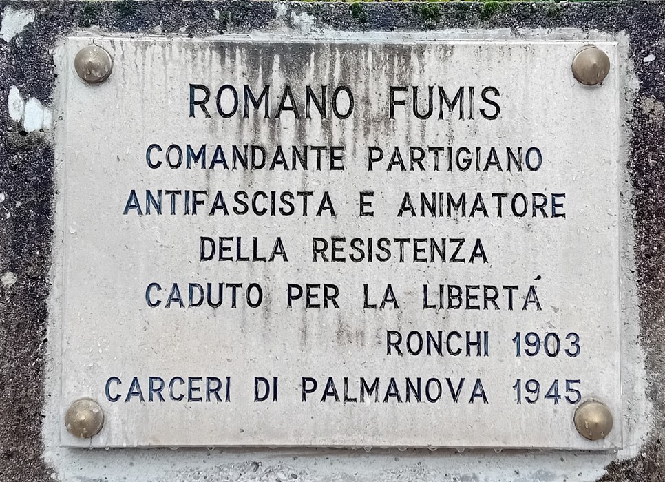 Lapide commemorativa dedicata a Romano Fumis, comandante partigiano caduto per la libertà.