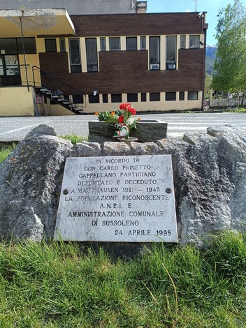Lapide commemorativa dedicata a don Carlo Prinetto, partigiano deportato, situata a Prinetto.