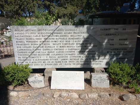 Sacrario dei caduti di Kos, monumento commemorativo con nomi incisi in onore dei defunti.
