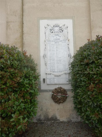 Lapidi commemorative dei caduti di Cerrione, con elenco dei nomi e decorazioni floreali.