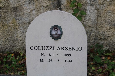 Tomba di Coluzzi Arsenio, martire, nel Sacrario dei martiri di Cicchetti. Memoriale commemorativo.