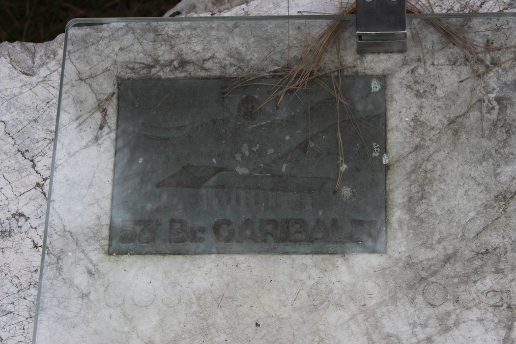 Monumento a Caslini, dedicato alla memoria con iscrizioni commemorative e un design semplice ma significativo.