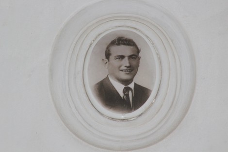 Sacrario dei partigiani di Torbella con un ritratto di un giovane partigiano in cornice ovale.